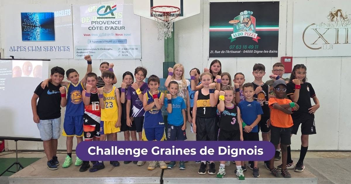 Les jeunes du club présentent leurs bracelets lors du Challenge Graines de Dignois